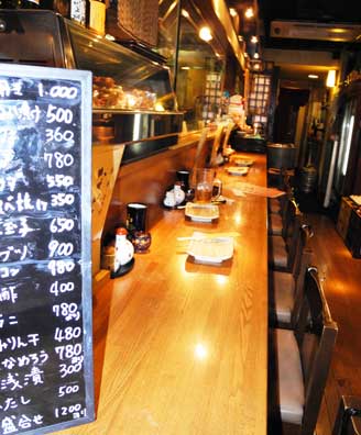 門前仲町の居酒屋「なごみ」のカウンター